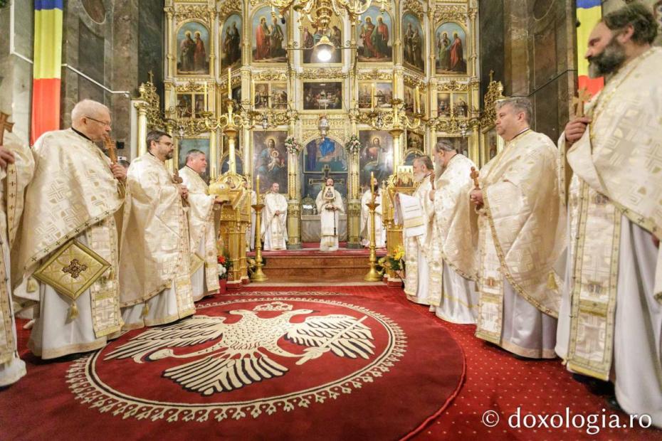 „Troița de arhierei” la Catedrala Mitropolitană: Studenții și profesorii Facultății de Teologie și-au cinstit sfinții ocrotitori / Foto: pr. Silviu Cluci